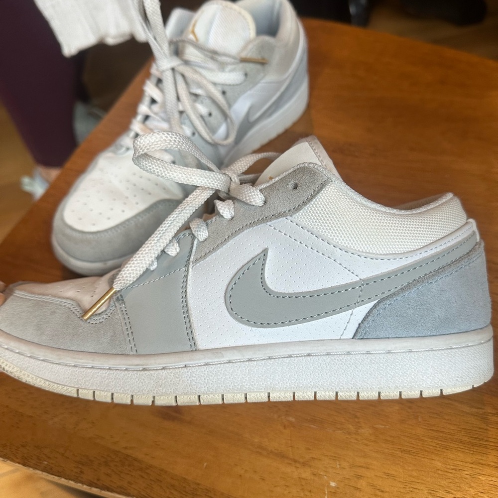 Nike Kids Low-Top Sneakers in White and Light Gray